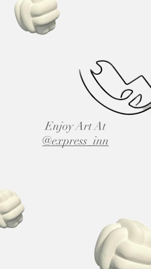 Express Inn Pʼotʼi Bagian luar foto